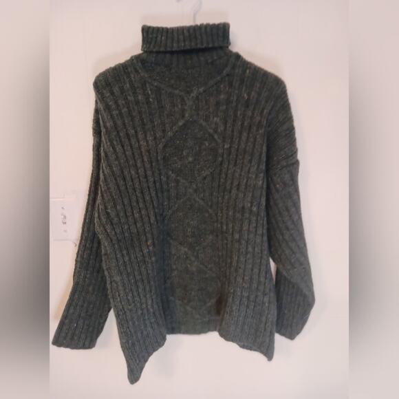 Celtic Country forest green chunky cable knit wool turtleneck sweater. S… - Picture 4 of 8